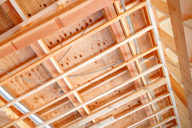 Construction à ossature bois avec poutres de plafond et câbles