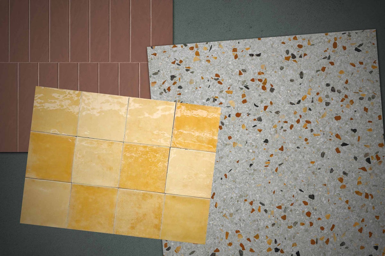 Sélection de carreaux : motif terrazzo, carreaux brillants carrés jaunes et carreaux muraux rectangulaires brun rouge.