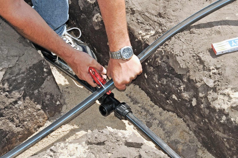 Installation d'une conduite d'irrigation avec un té et un coupe-tube