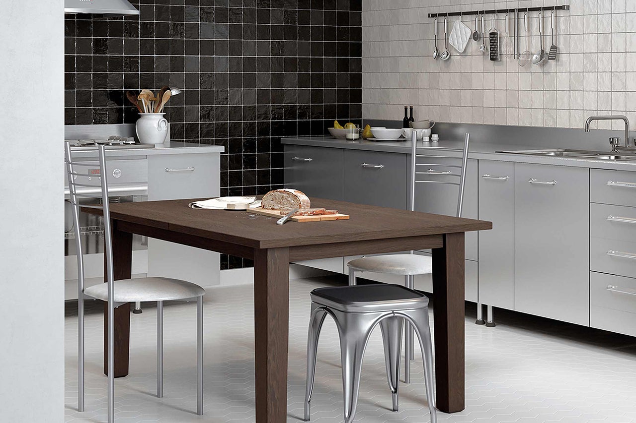 Scène de cuisine avec table à manger, chaises, ustensiles de cuisine et carrelage