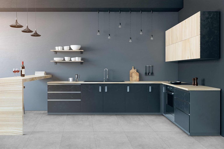 Cuisine moderne avec armoires de cuisine, évier, étagères et éclairage.