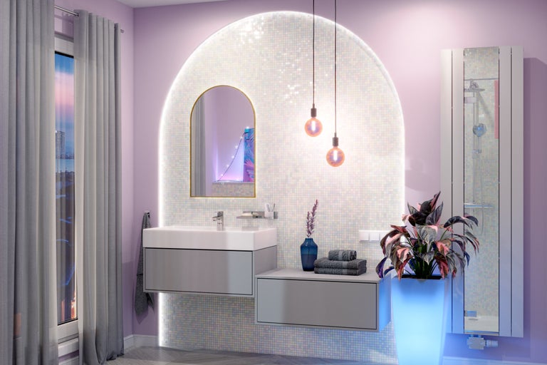 Salle de bain avec lavabo, miroir, serviettes, décoration et éclairage