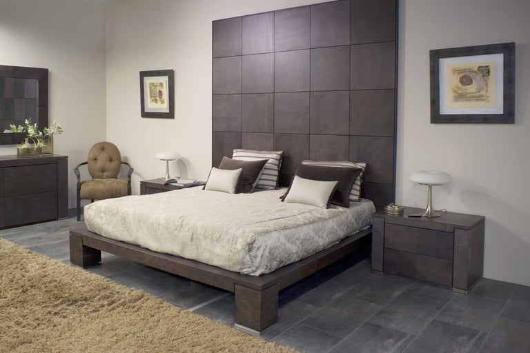 Chambre à coucher avec lit, tables de chevet, commode et chaise dans une pièce lumineuse