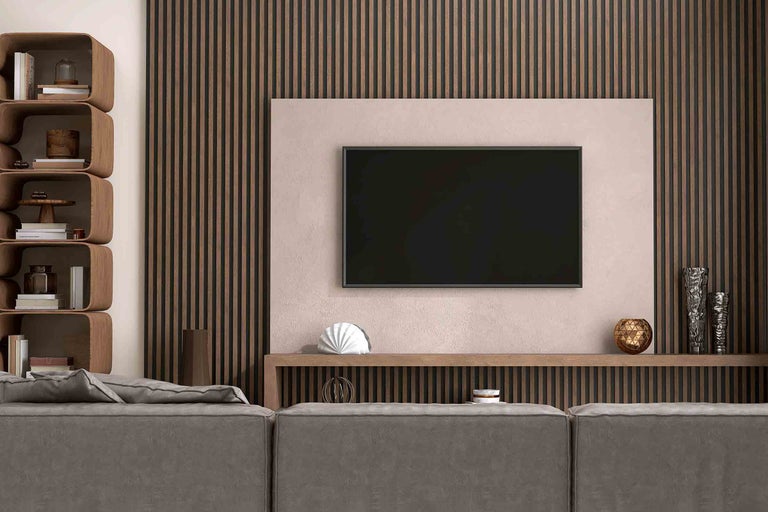 Salon avec télévision, lambris en bois, étagères et canapé