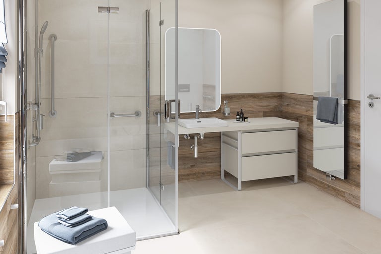 Salle de bain moderne avec douche, meuble sous-lavabo et miroir