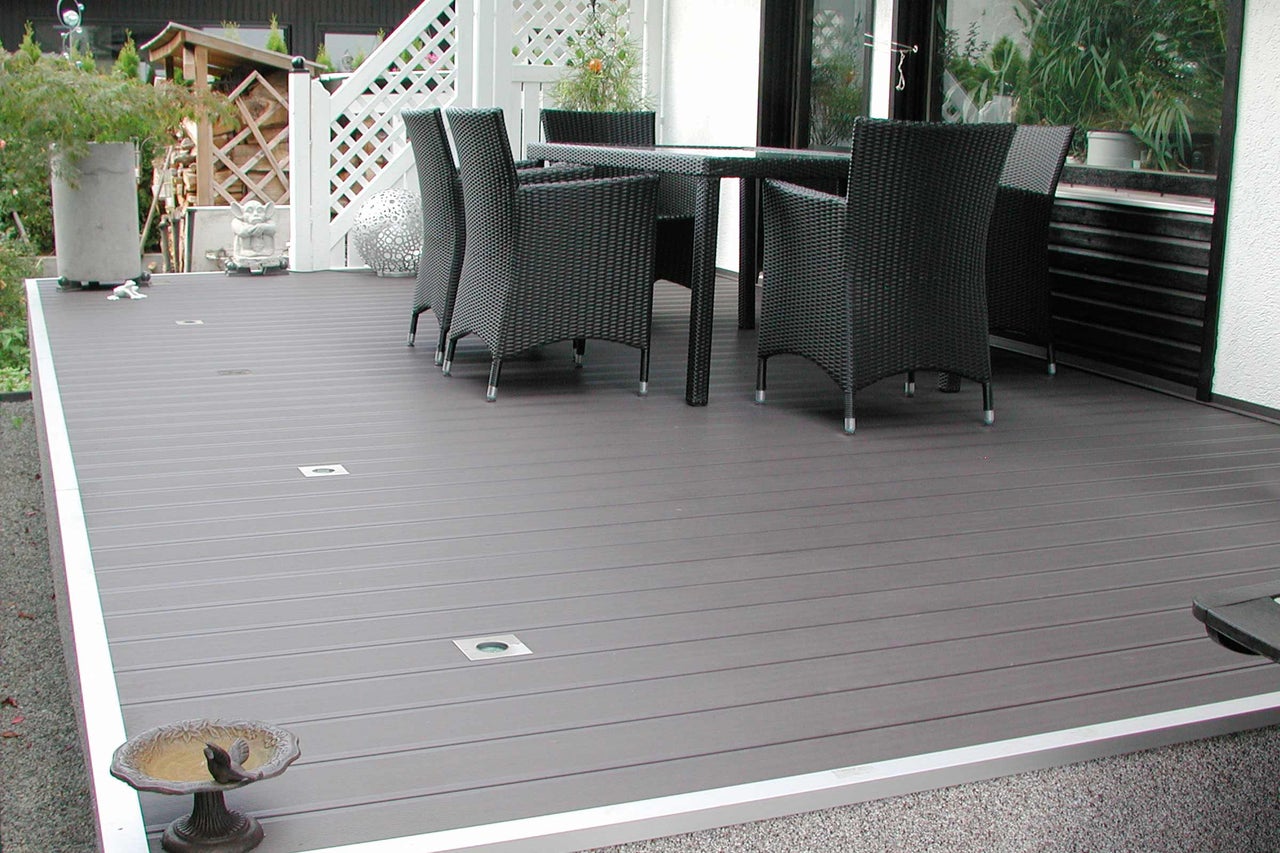 Terrasse avec plancher en lames, coin salon et éclairage extérieur