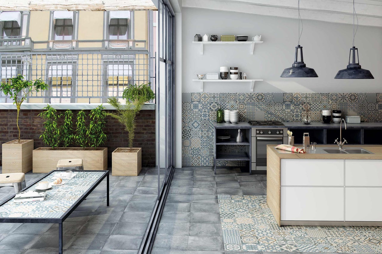 Cuisine lumineuse avec carrelage au sol et îlot de cuisine