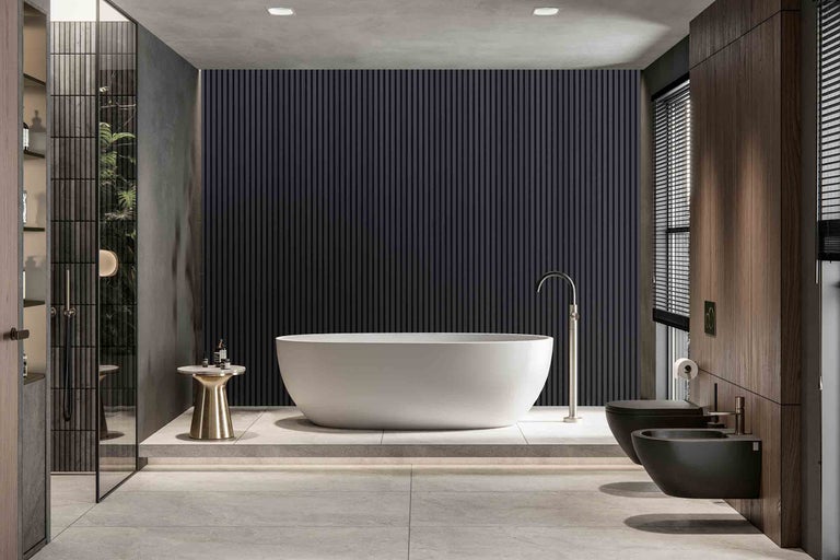 Salle de bain moderne avec baignoire îlot, toilettes et bidet.