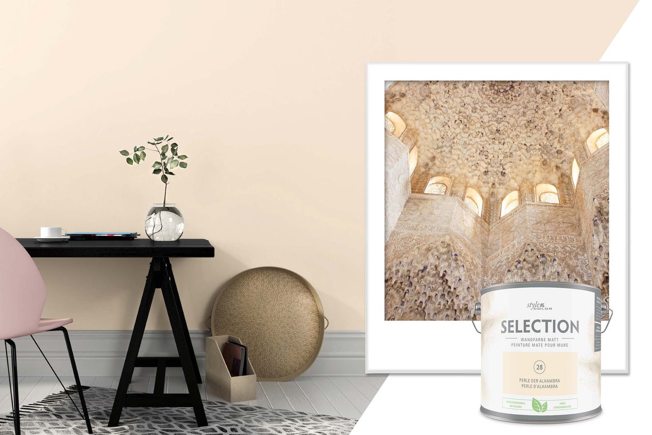 Scène avec la peinture murale mate StyleColor Selection Perle de l'Alhambra, pot de peinture et accessoires d'habitation.