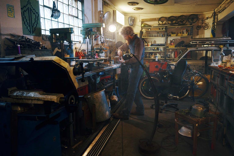 Atelier avec outils, établis et mécanicien au travail