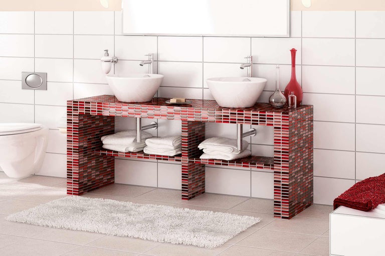 Salle de bains avec meuble-lavabo double en mosaïque, vasques à poser et serviettes