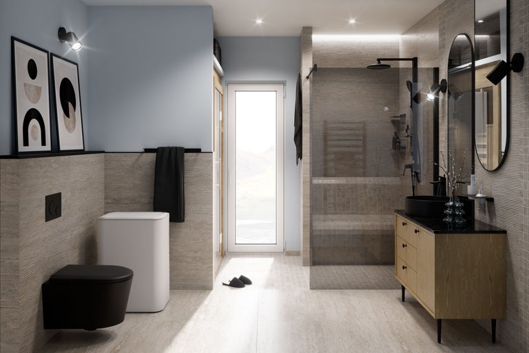 Helles Badezimmer mit Dusche, Waschtisch, Toilette und Handtuchheizkörper