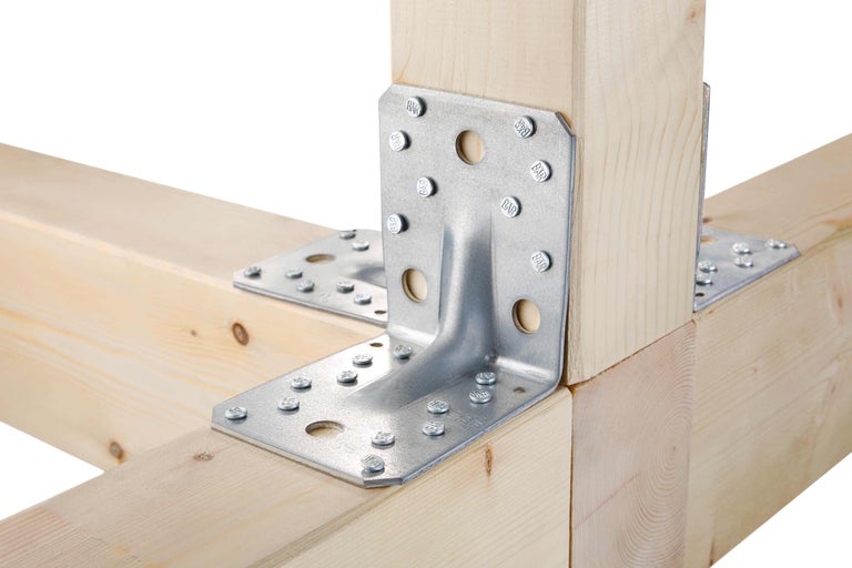 Construction en bois avec connecteur d'angle et boulons