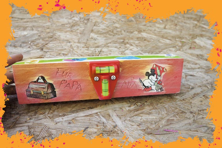 Niveau à bulle en bois avec décorations