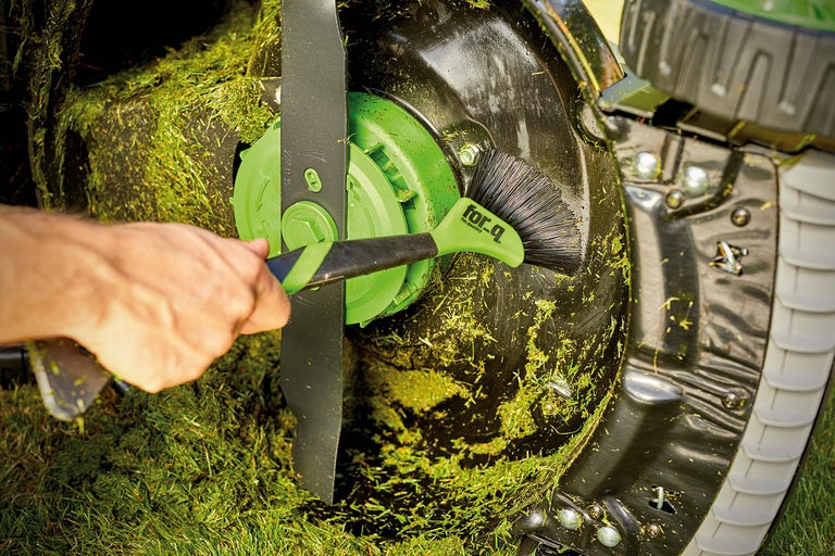 Reinigung einer Rasenmähers mit einer Bürste von for_q