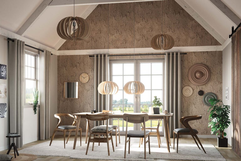 Salle à manger lumineuse avec table en bois, chaises et lampes décoratives.