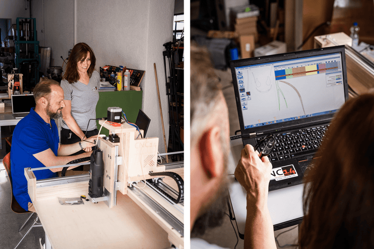 Zwei Personen arbeiten an einer CNC-Fräsmaschine; eine Person bedient einen Laptop mit CNC-Software.