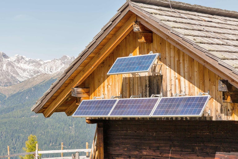 Cabane en bois avec panneaux solaires pour la production d'électricité