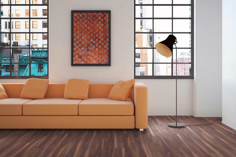 Salon lumineux avec canapé, lampadaire, fenêtre et image encadrée