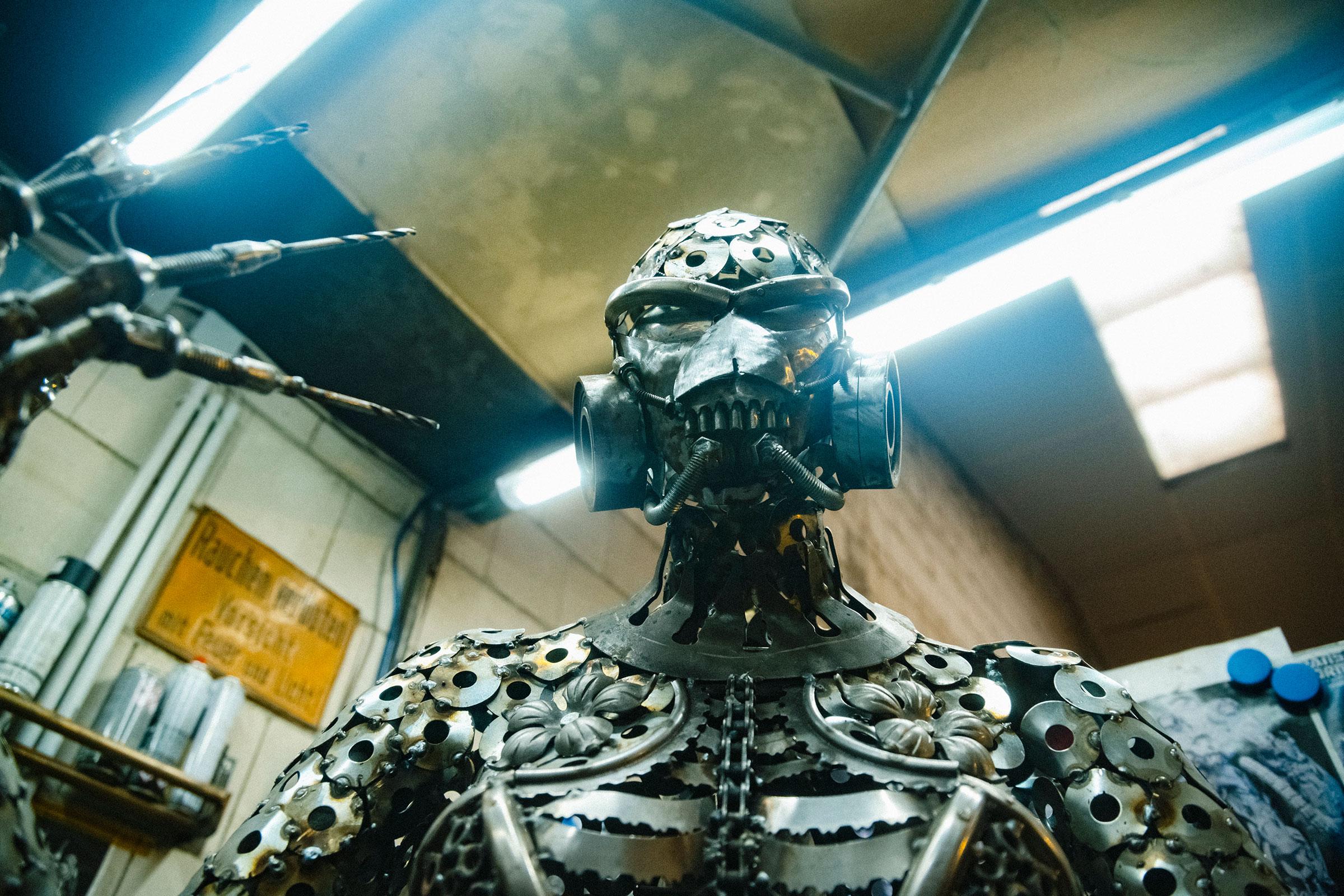 Skulptur eines Roboters aus Metall