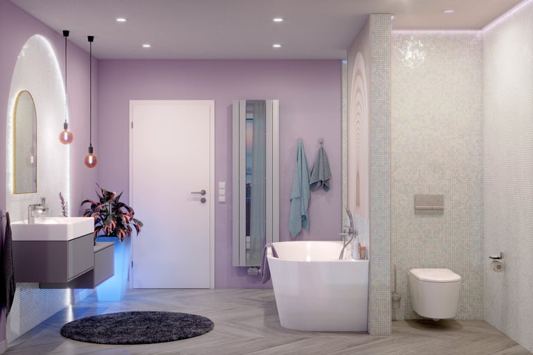 Helles Badezimmer mit Badewanne, Waschbeckenunterschrank und Mosaikfliesen