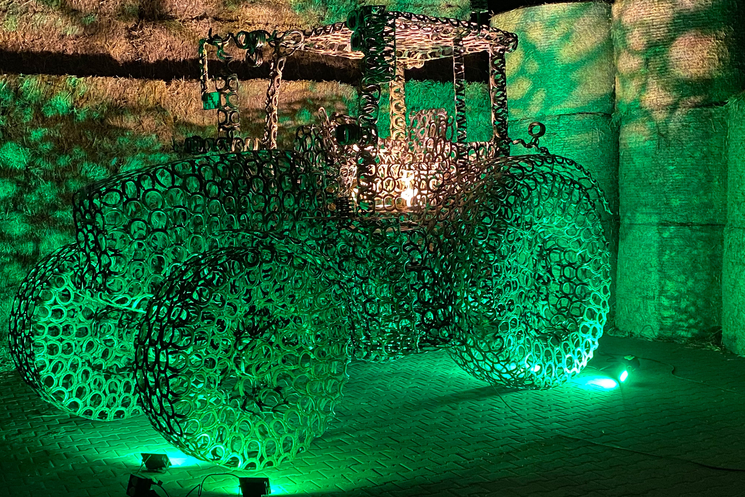 Dekorative Traktor-Skulptur aus Metallringen mit Beleuchtung