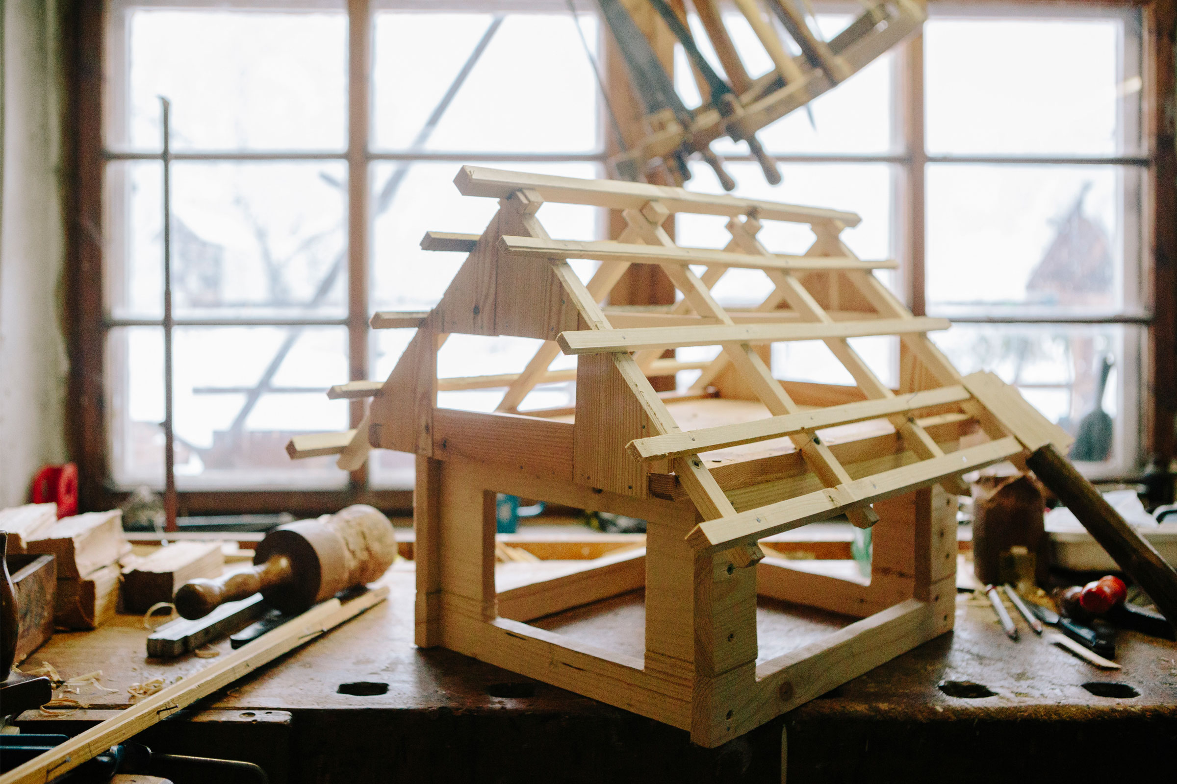 Holzmodell eines Hauses auf einer Werkbank