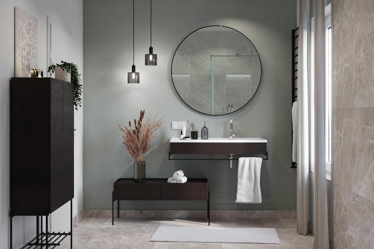 Salle de bain avec lavabo, miroir, suspensions, sèche-serviettes et armoire haute pour une impression organisée.
