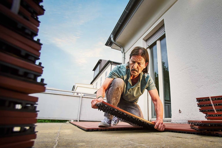 Pose de dalles en ardoise sur un lit de gravier