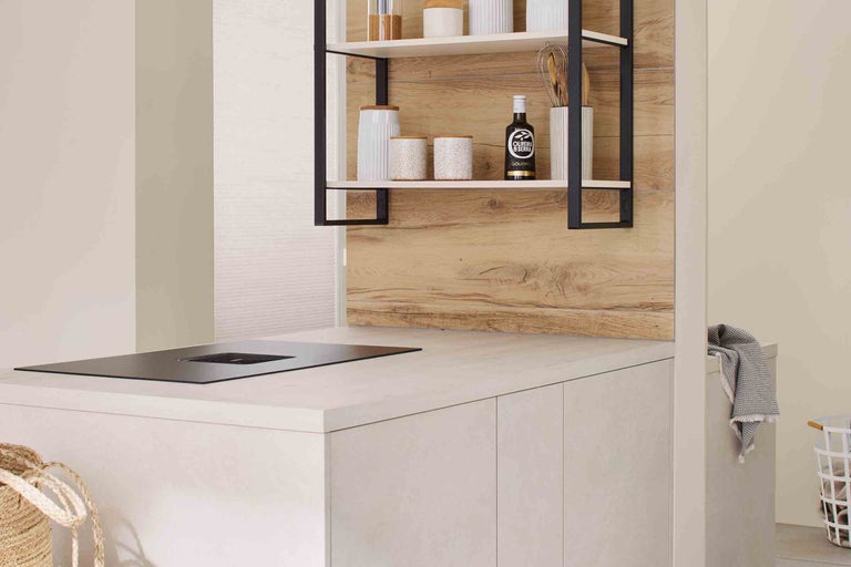 Scène de cuisine avec plaque de cuisson, plan de travail et étagère avec ustensiles de cuisine