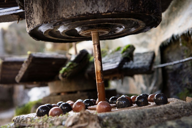 Detailaufnahme eines Mühlrads und Steinen