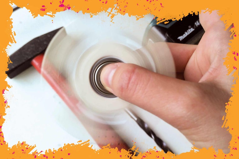 Scène avec marteau, perceuse et toupie