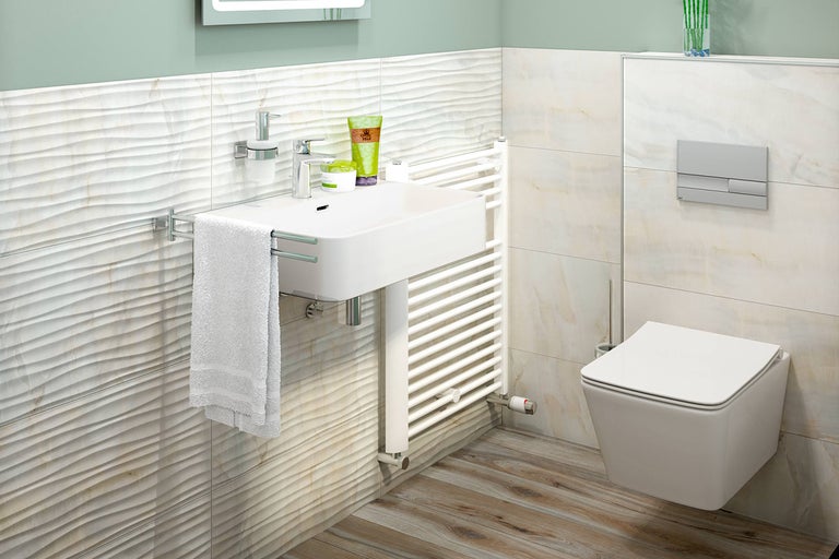Modernes Badezimmer mit Waschbecken, Handtuchwärmer und Wand-WC