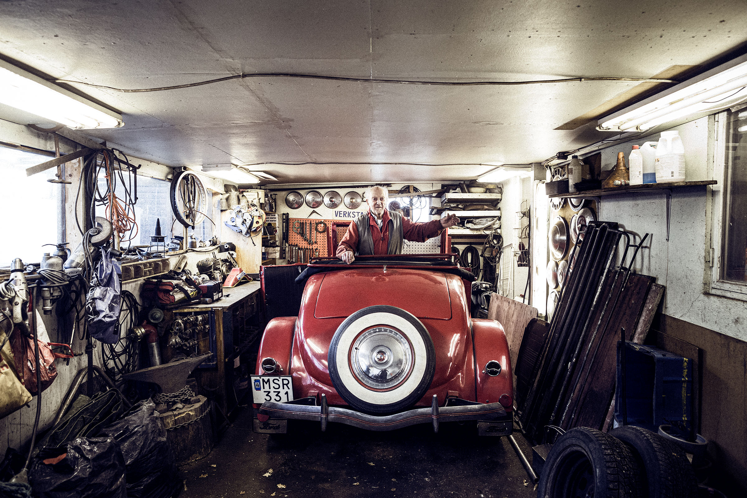 Atelier avec voiture ancienne et outils