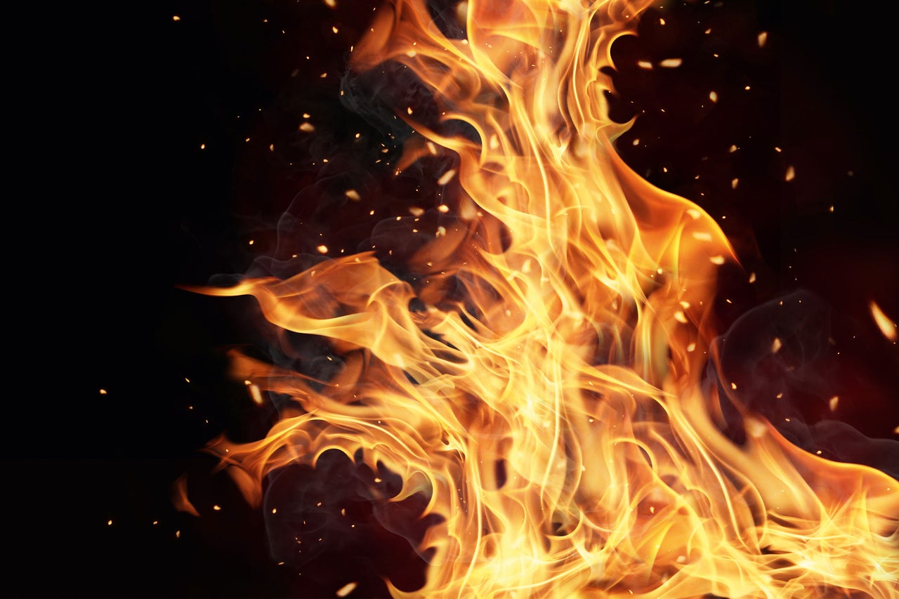 Flammes avec étincelles