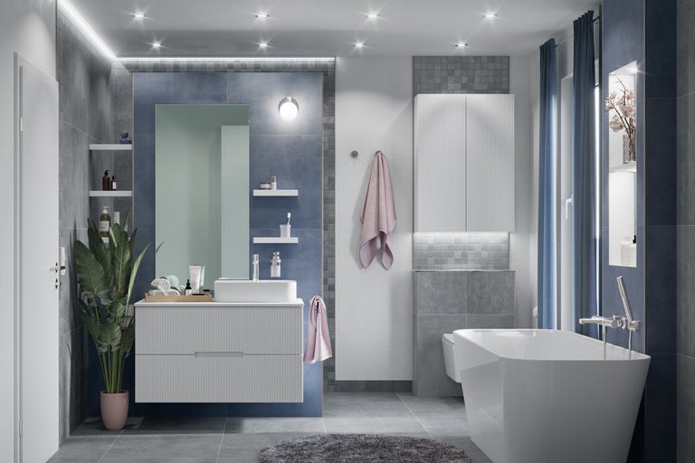 Modernes Badezimmer mit Waschtisch, Spiegel, Badewanne und grauen Fliesen