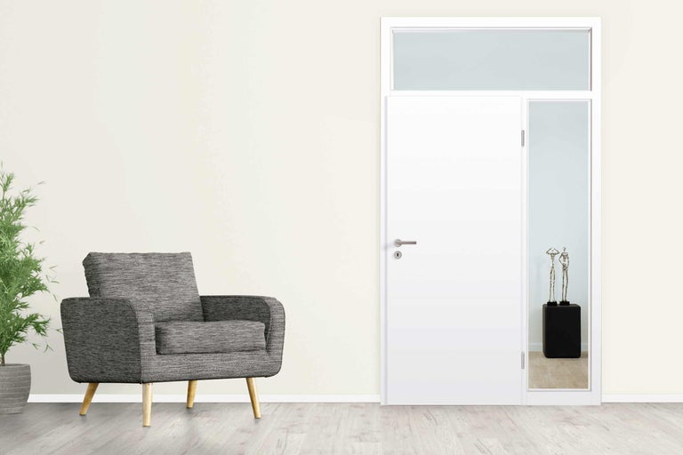 Séjour lumineux avec fauteuil et porte intérieure avec partie latérale et imposte
