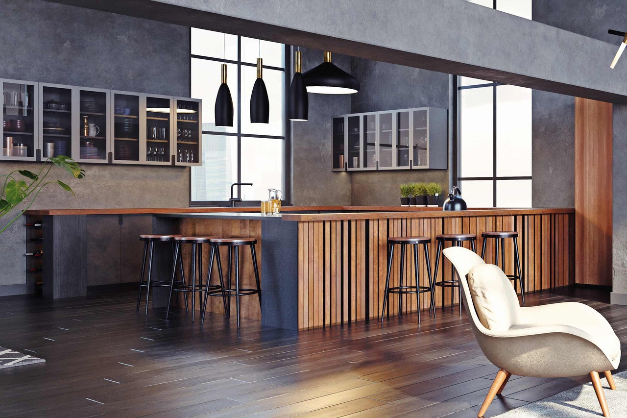 Cuisine claire avec tabourets de bar, suspensions et éléments hauts