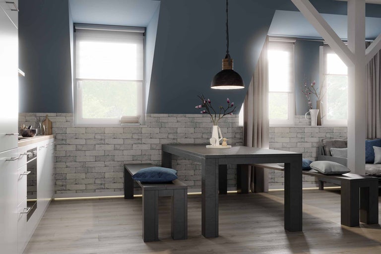 Essbereich mit Esstisch, Bänken und Hängelampe in einem hellen Raum