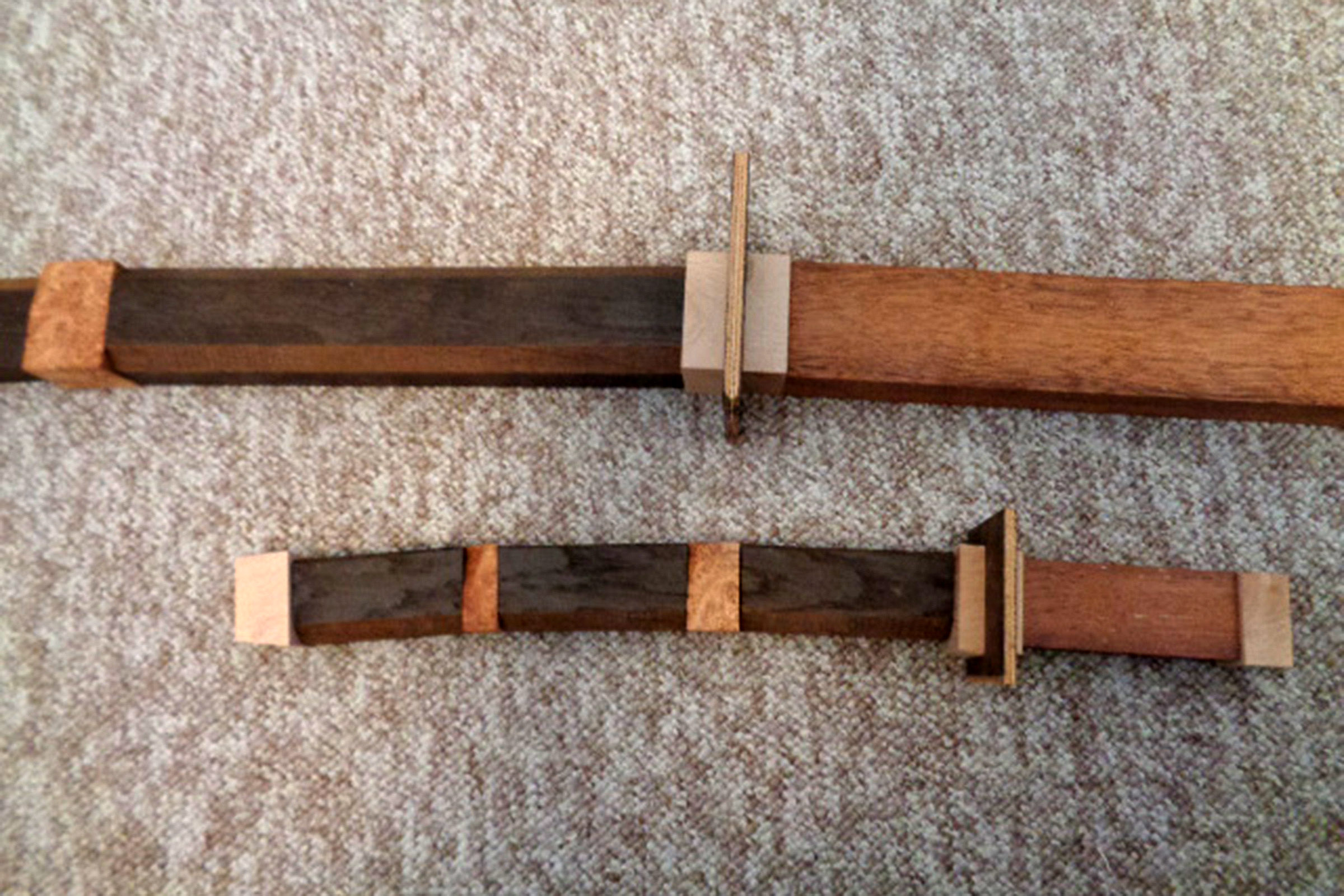 Zwei Übungsschwerter aus Holz