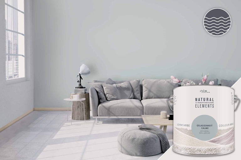 Séjour lumineux avec canapé et un pot de peinture à l'argile StyleColor Natural Elements Gelassenheit Calme.