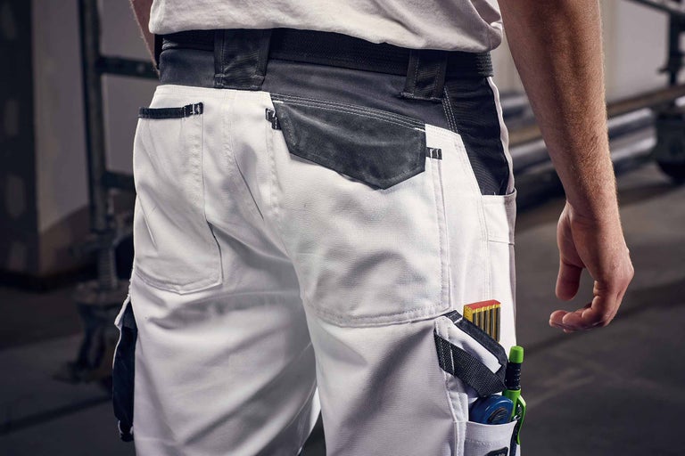 Gros plan d'un pantalon de travail avec des outils dans la poche