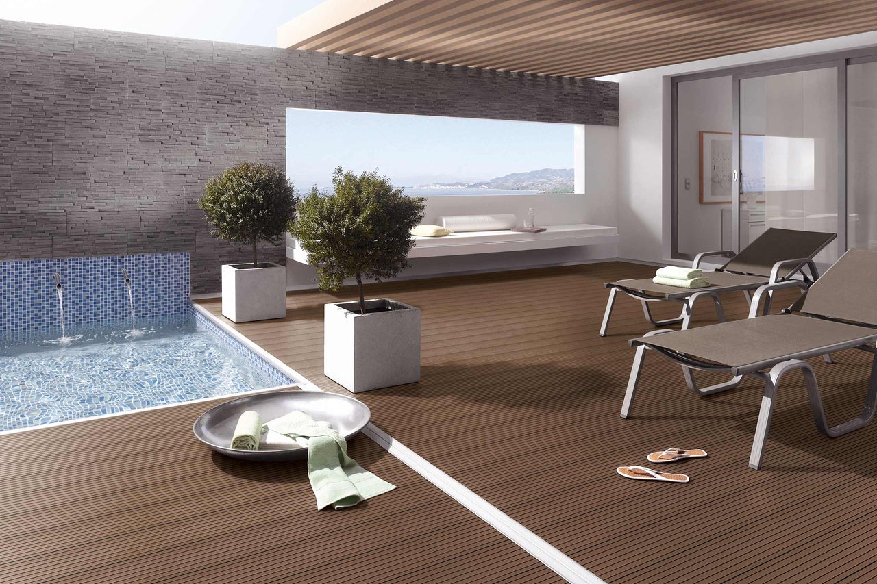 Terrasse avec terrasse en bois, piscine et chaises longues