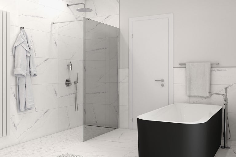 Badezimmer mit Badewanne, Dusche, Handtüchern und Heizkörper