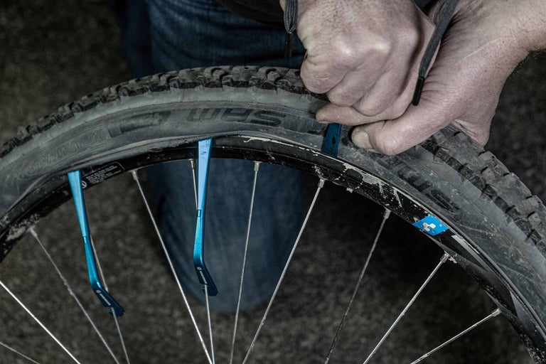 Fahrradreifenwechsel mit Reifenhebern