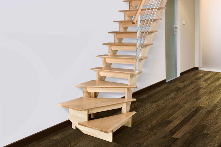 Holztreppe mit Stahlgeländer im Innenraum