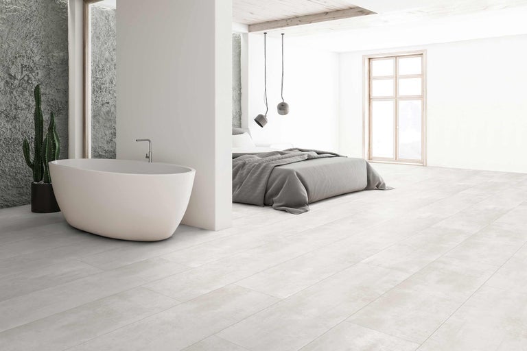 Salle de bains et chambre avec baignoire îlot et carrelage au sol