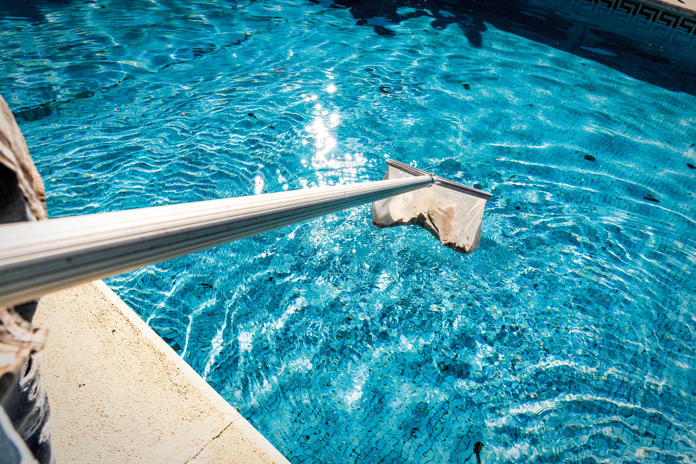 Schwimmbad mit Poolkescher zur Reinigung