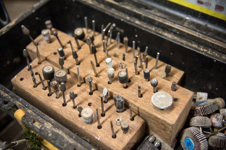Eine Sortimentskiste mit verschiedenen Schleif-, Polier- und Fräswerkzeugen.