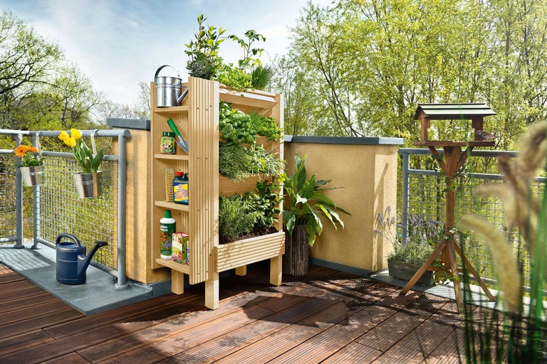 Balcon avec potager surélevé, nichoir, jardinières et arrosoir